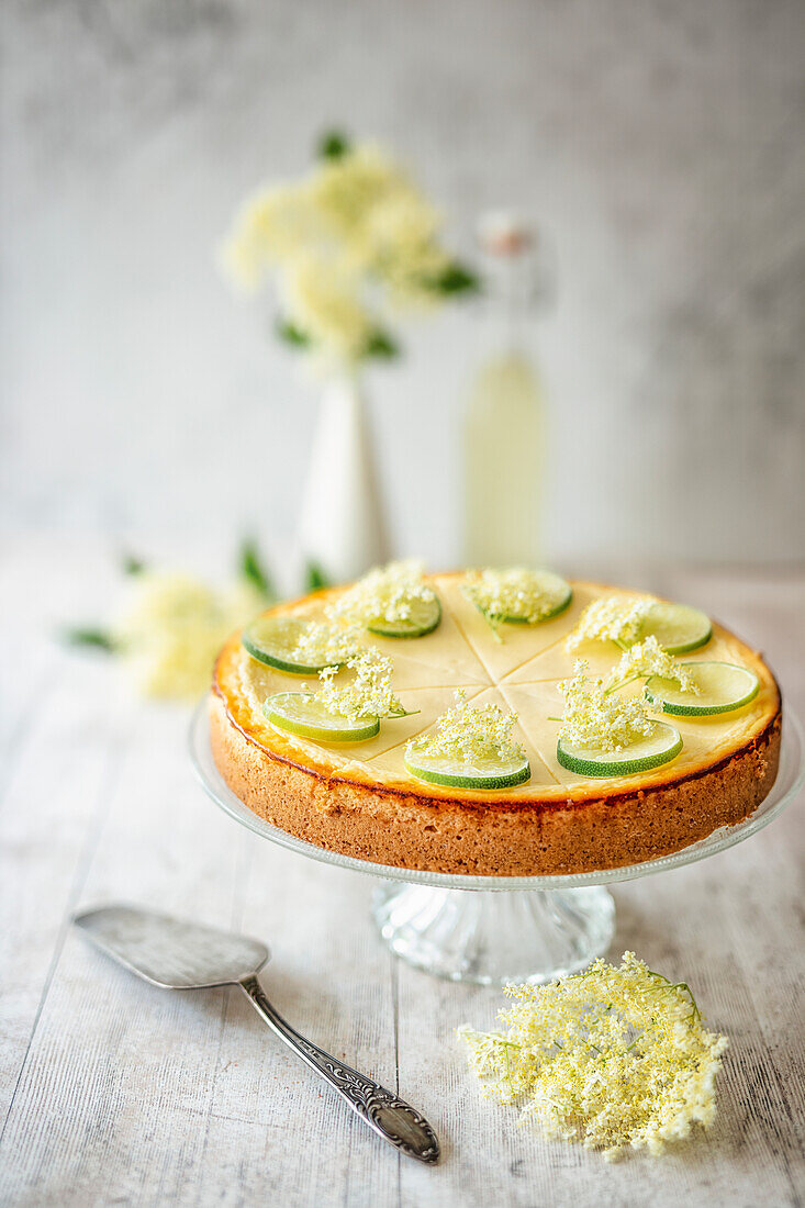 Käsekuchen mit Holunderblütensirup und Limetten