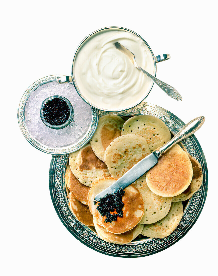 Blinis mit Kaviar und saurer Sahne