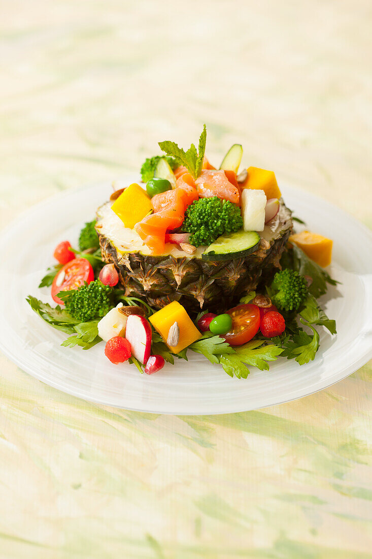 Gefüllte Ananas mit Lachs, Mango, Brokkoli, Erbsen und Wassermelone