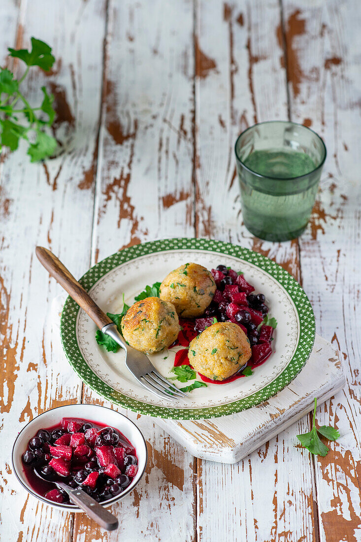 Quinoa-Käse-Knödel mit Holunderbirnen