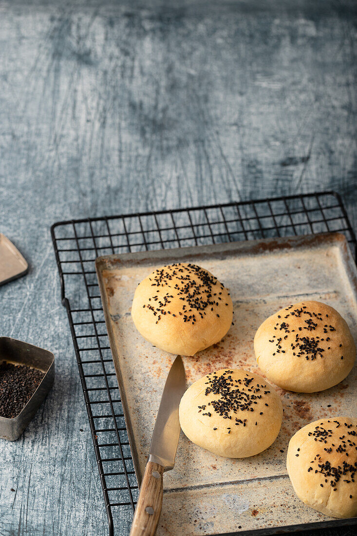 Vegane Burger-Buns mit schwarzem Sesam