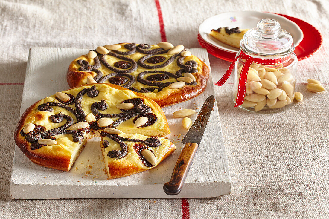 Weihnachtliches Hefegebäck mit Quark, Mohn und Mandeln