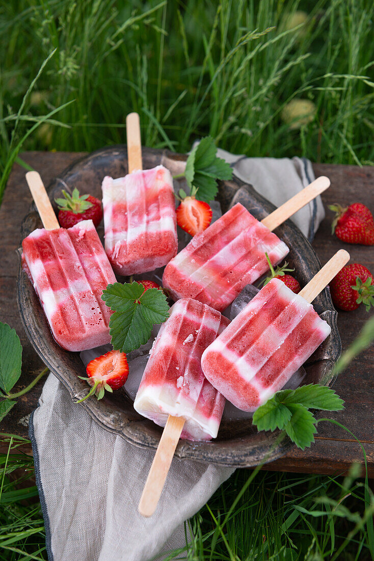 Rhabarber-Erdbeer Eis am Stiel, vegan