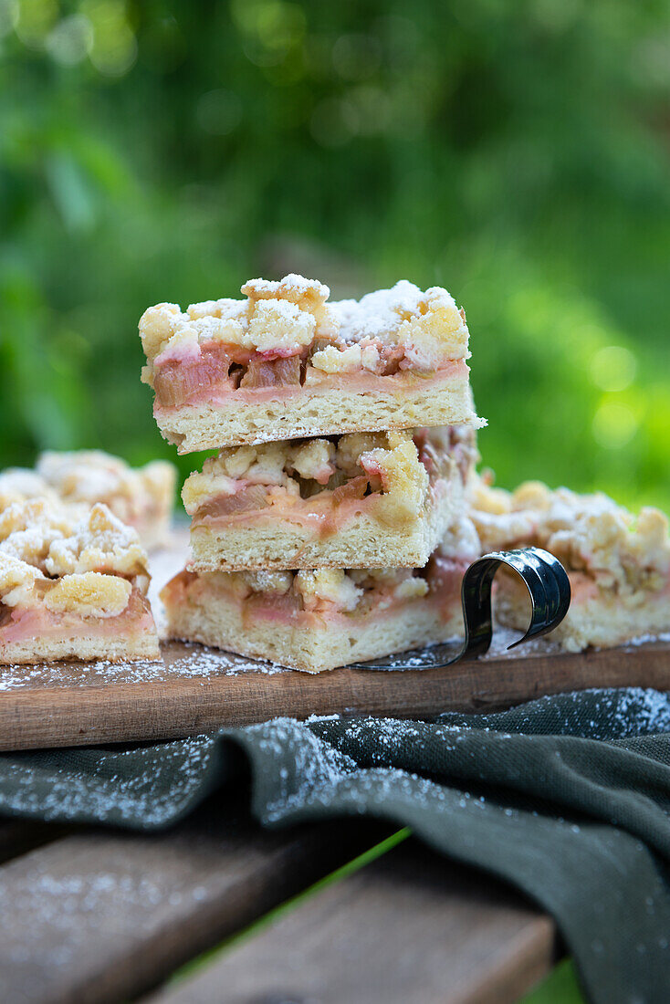 Veganer Rhabarber-Streusel-Kuchen vom Blech