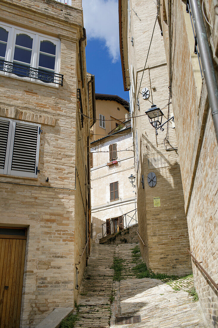 Typische Steinhäuser in der Altstadt, Fermo, in den Marken, Adria, Italien