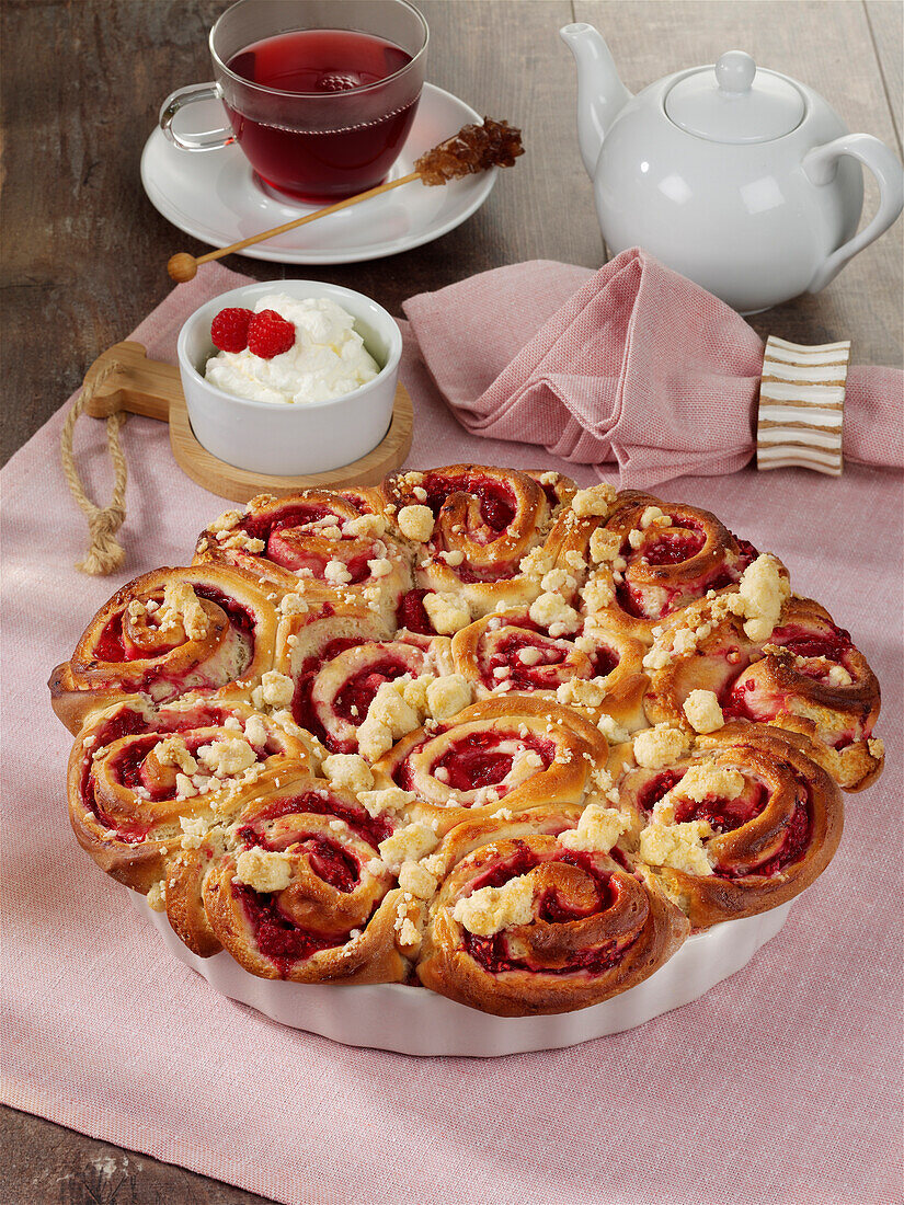 Raspberry crumble buns