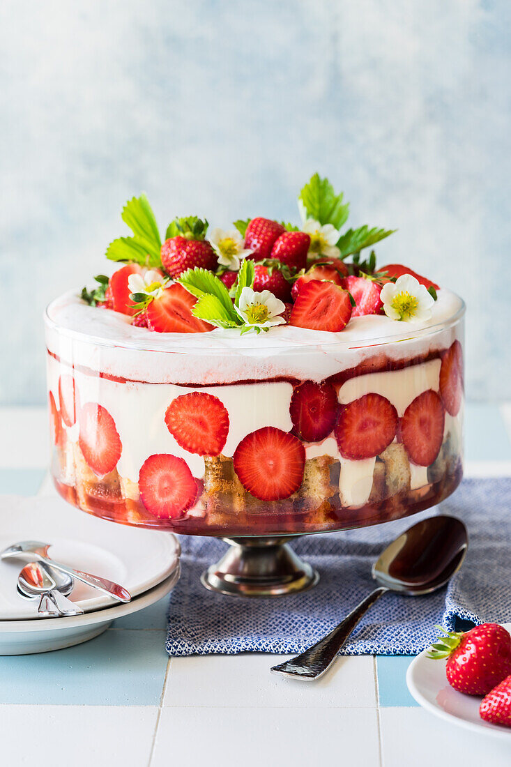 Erdbeertrifle mit Waffeln, Sirup, Diplomaten- und Marshmallowcreme