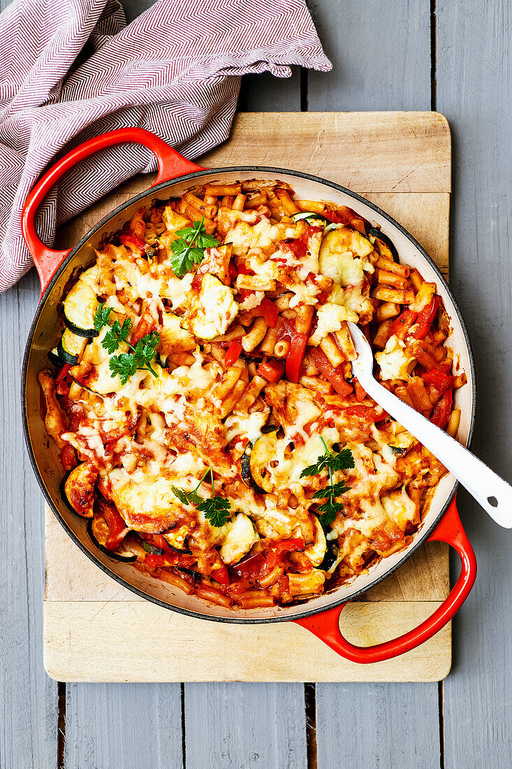 Pasta bake with chicken and summer vegetables