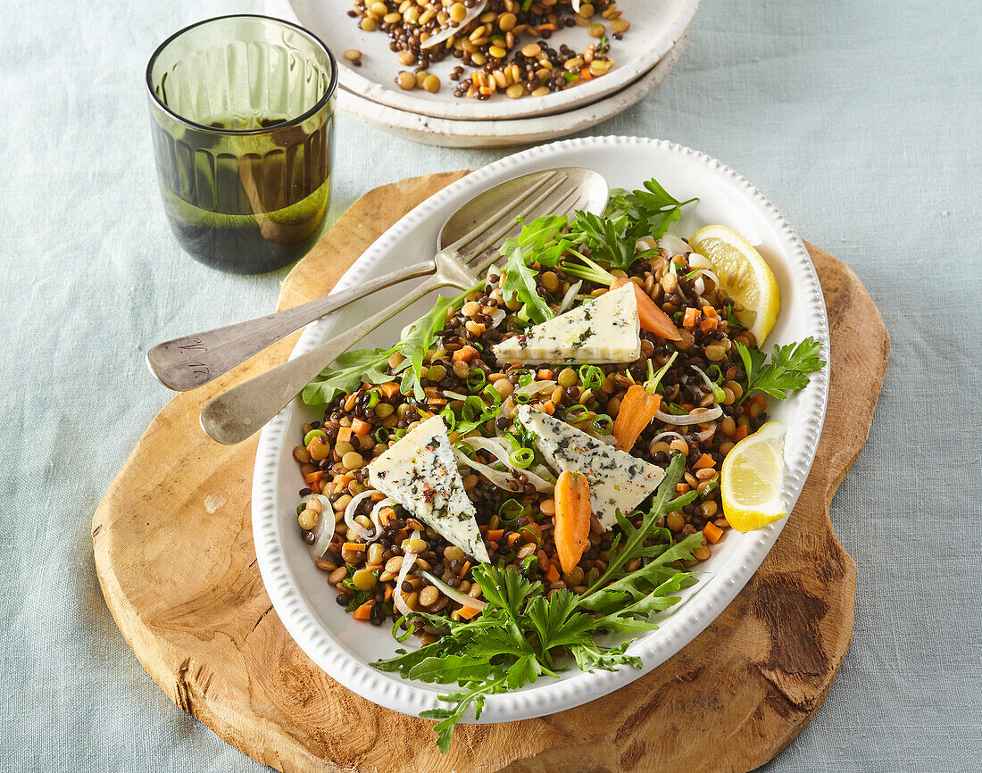 Linsensalat mit Karotten und Blauschimmelkäse