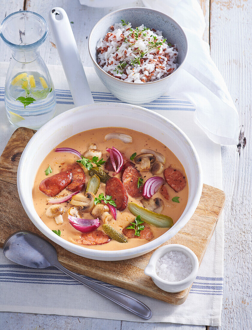 Pilz-Stroganoff mit Wurst und Essiggurken