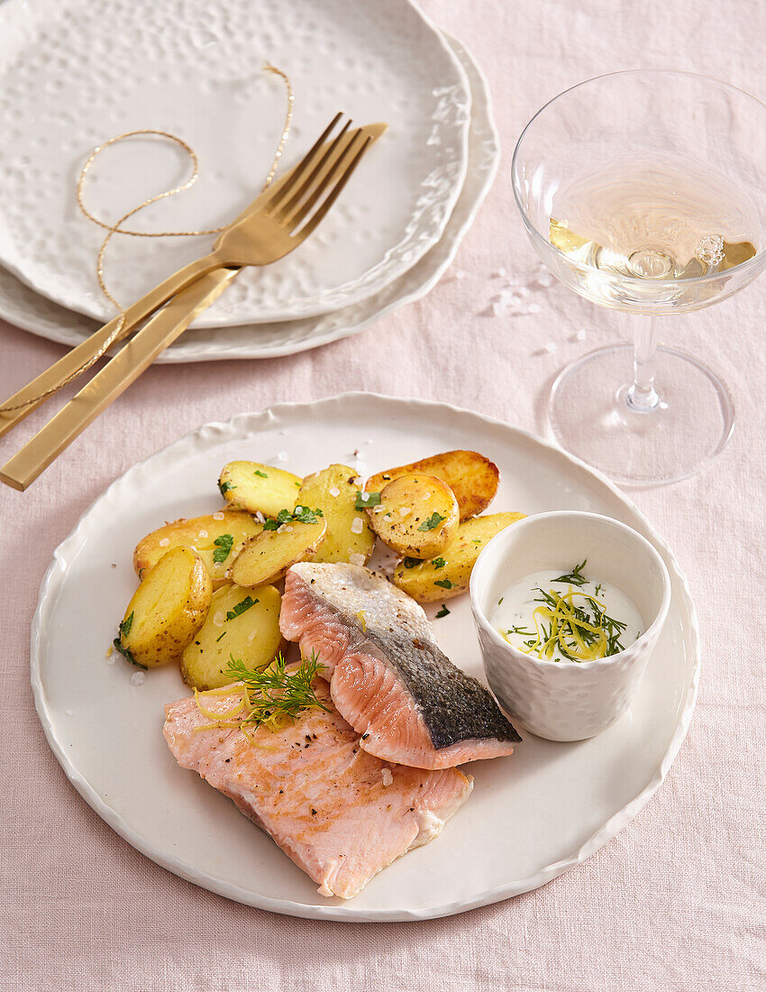 Lachs mit Zitronensauce und Bratkartoffeln