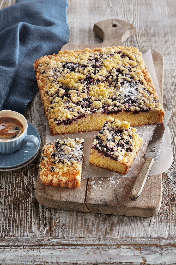 Blueberry sponge cake with crumb