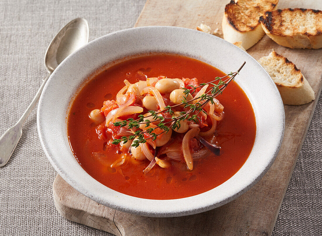 Tomatensuppe mit weißen Bohnen