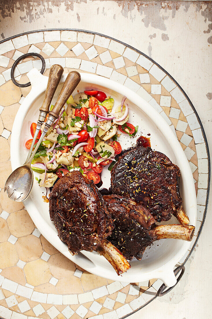 Rippenkoteletts mit Fenchel-Rub dazu Salat mit Artischocken, Tomaten und Avocado