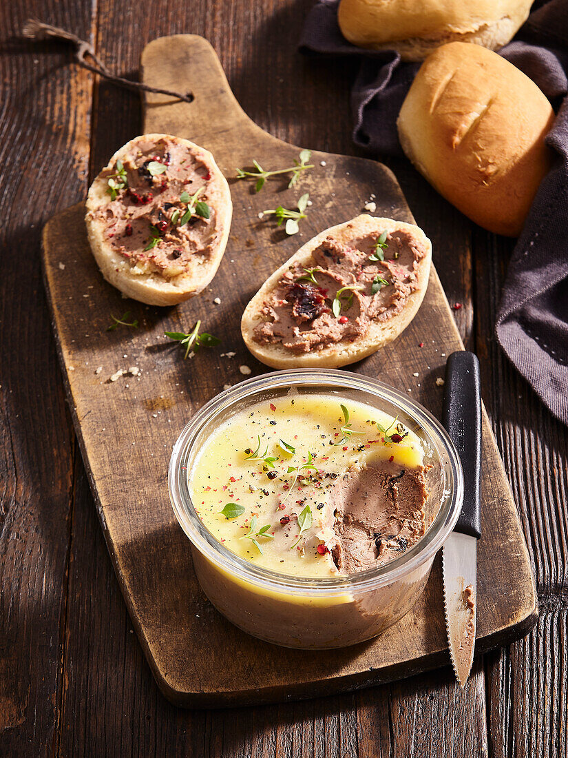 Hausgemachte Entenleberpastete mit kleinen Baguettes