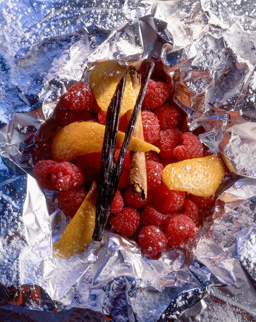 Raspberries en papillote with orange peel, cinnamon and vanilla pods