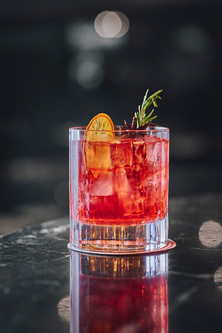 Negroni mit Rosmarin und Eiswürfeln