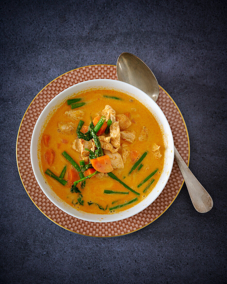 Hühnchen-Curry mit grünem Spargel