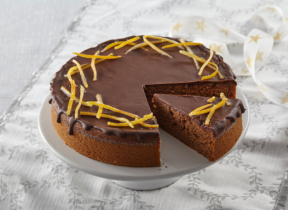 Weihnachtlicher Schokoladenkuchen mit kandiertem Ingwer