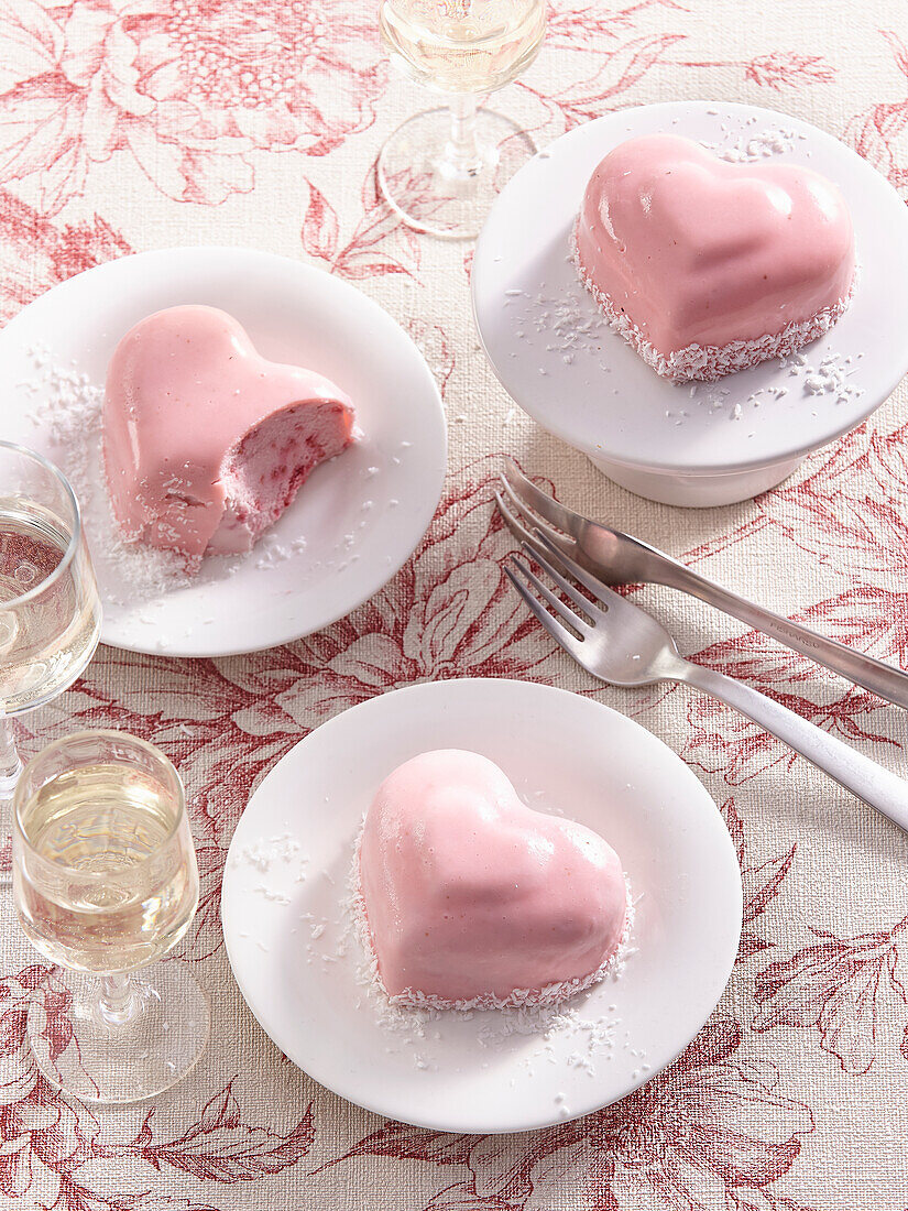 Herzförmige rosa Erdbeertörtchen