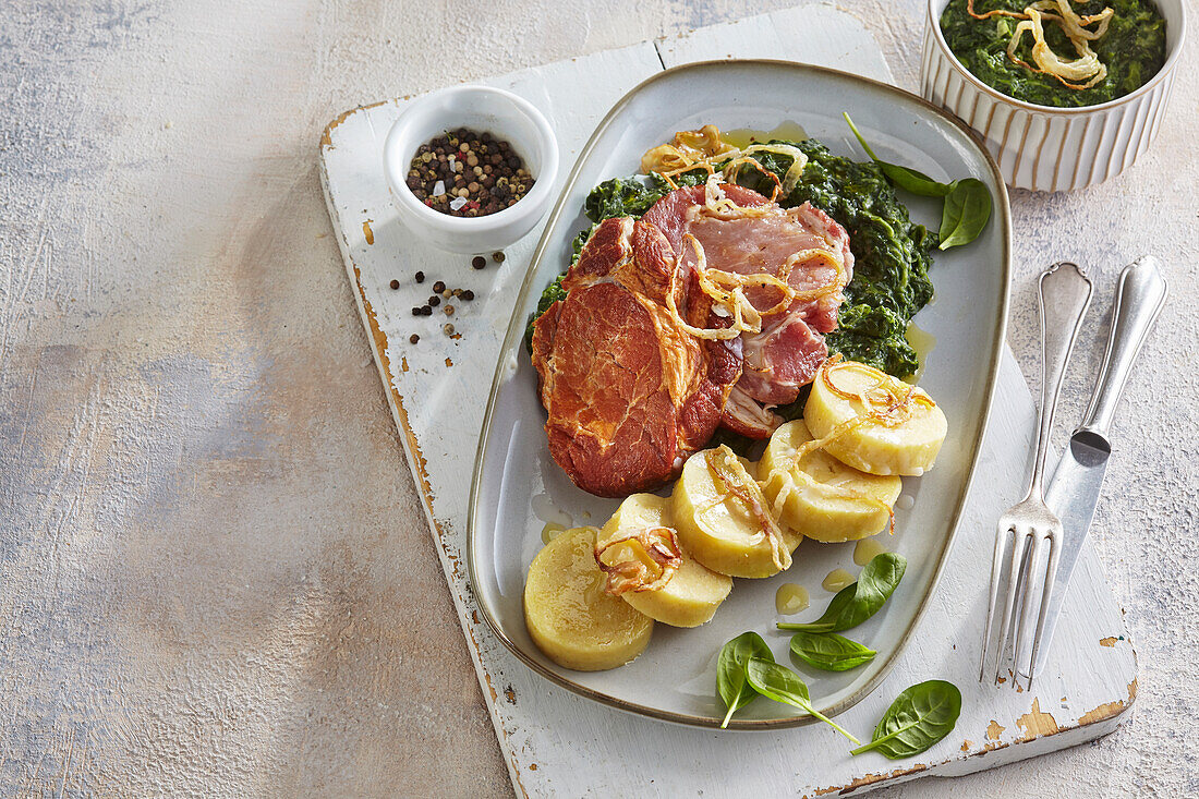 Geräucherte Schweinekoteletts mit Spinat und Knödel