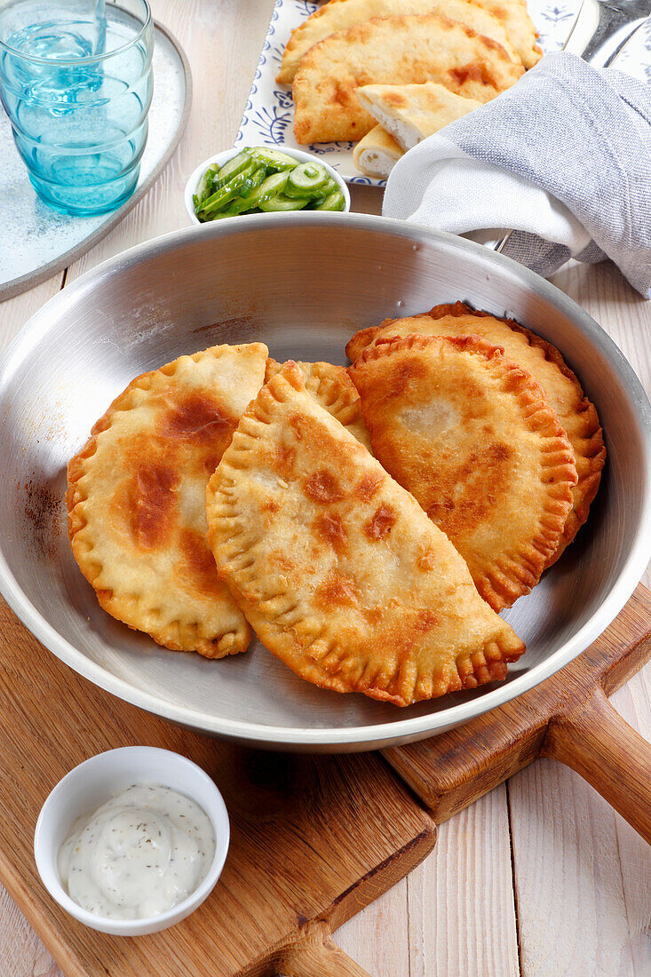 Frittierte Chebureki (Teigtaschen mit Fleischfüllung, Russland)