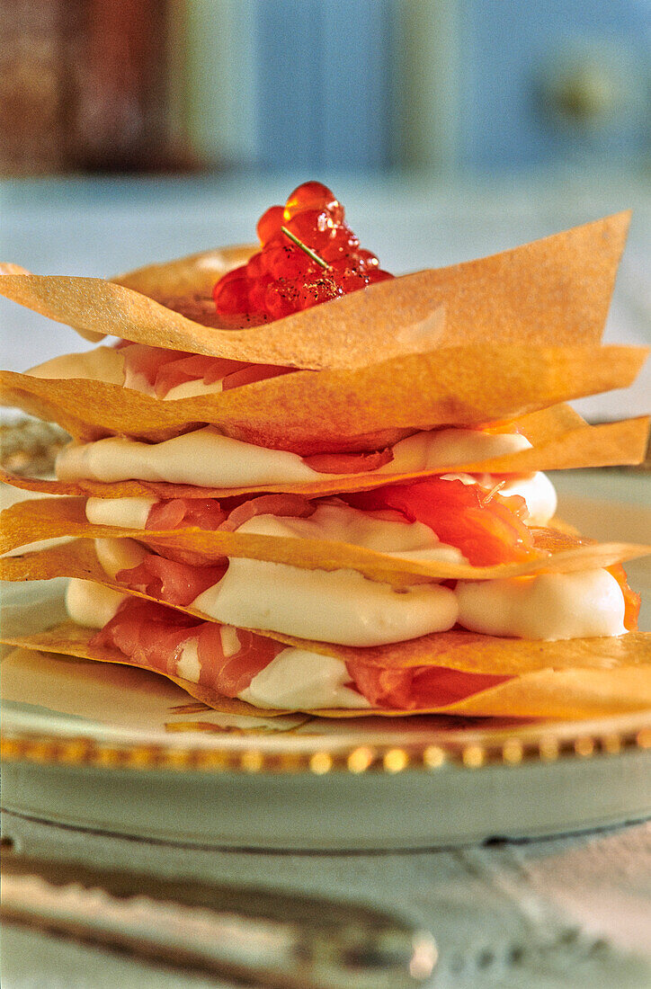 Crisps with smoked salmon and salmon caviar