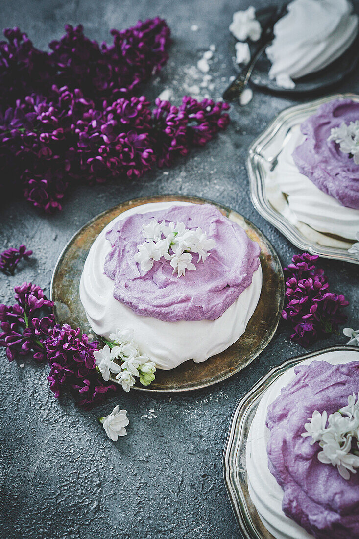 Mini meringues with blueberry cream