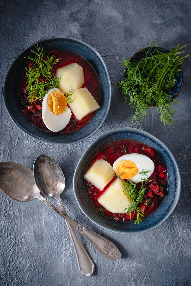 Rote-Bete-Suppe mit Kartoffeln und gekochtem Ei