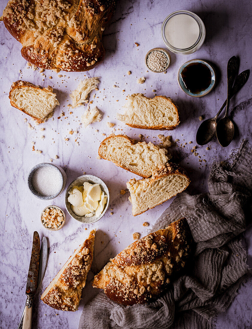 Challah-Brot mit Butter