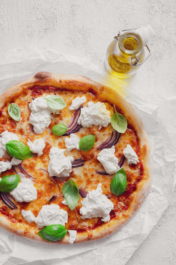 Pizza with burrata, red onion and basil