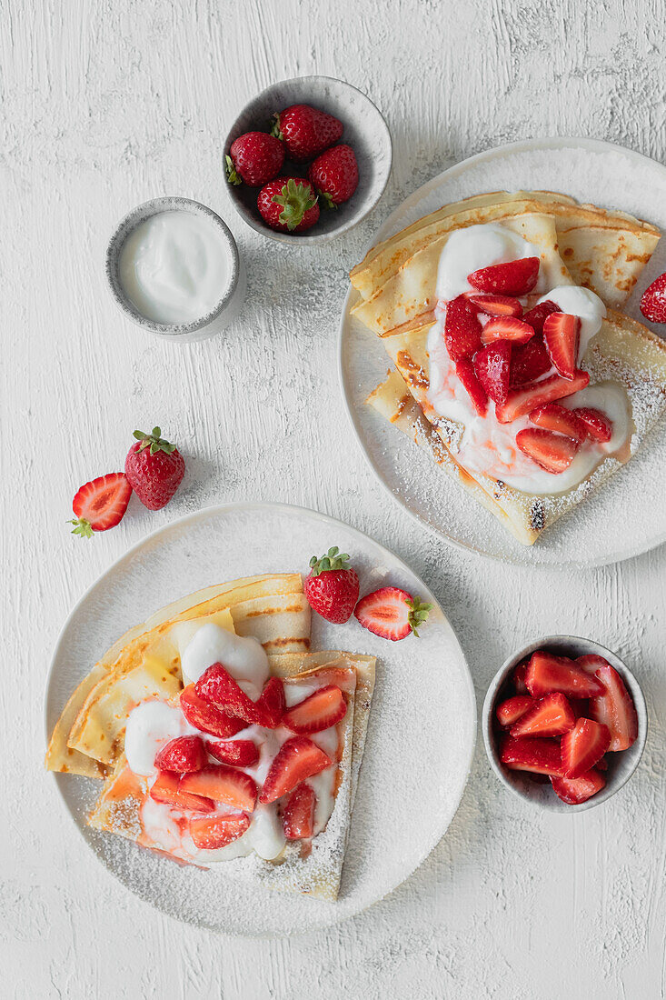 Pancakes with strawberries and yoghurt