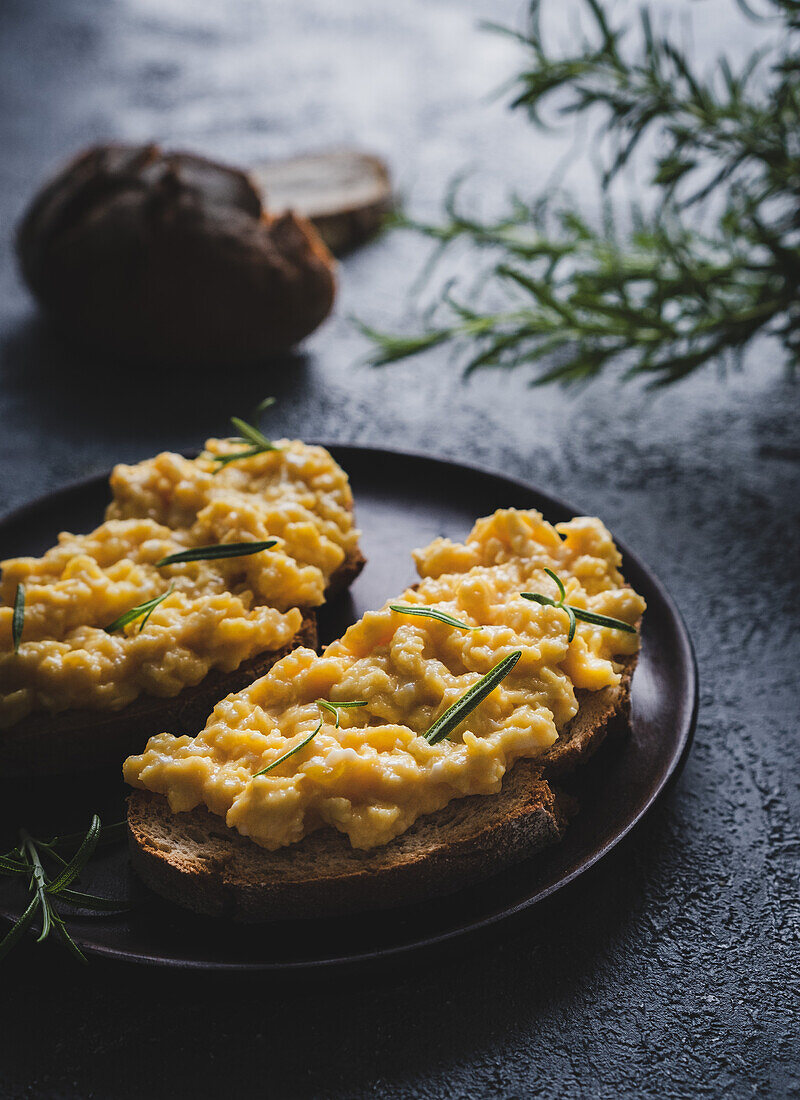 Sandwiches with scrambled eggs