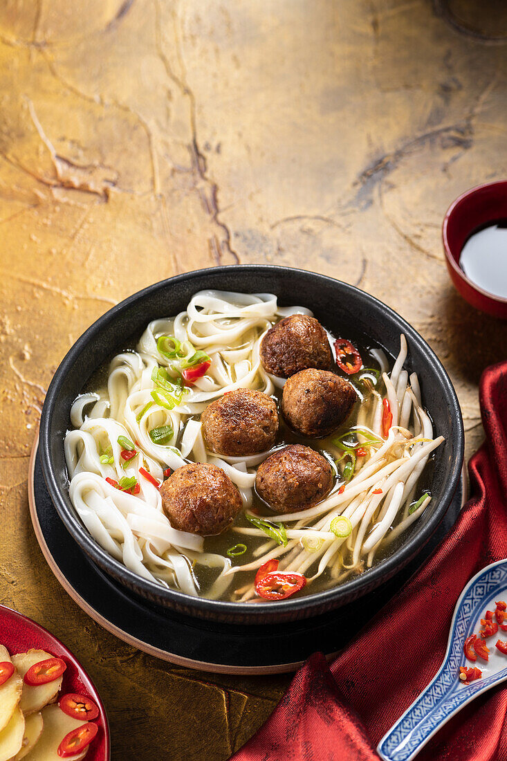 Nudelsuppe nach asiatischer Art mit veganen Fleischbällchen