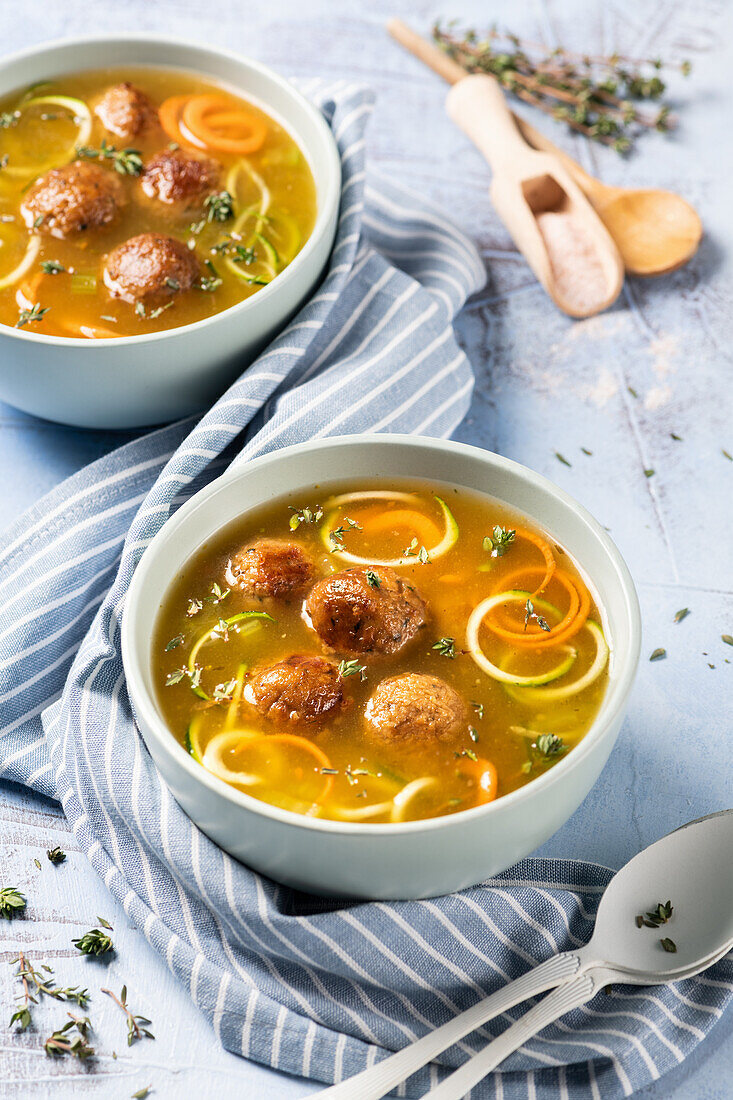Vegane „Fleischbällchen“-Suppe
