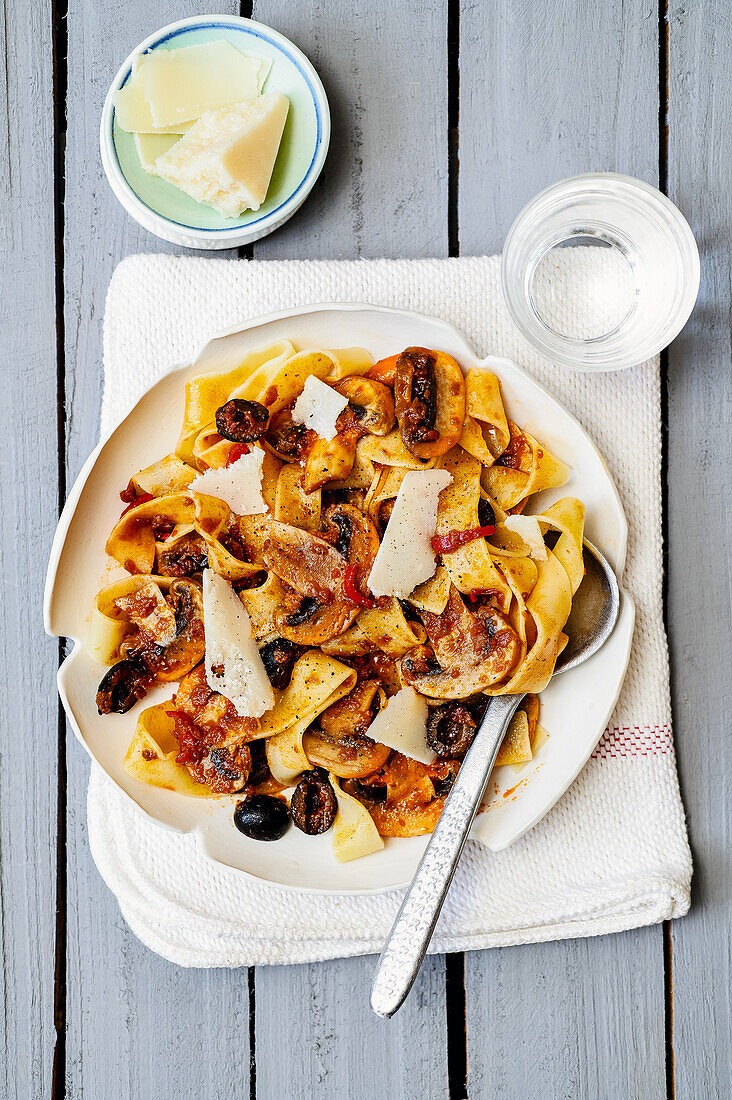 Pappardelle mit Champignons und schwarzen Oliven