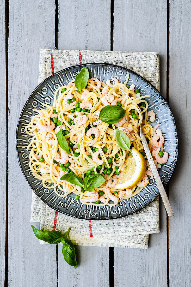 Spaghetti with prawns and peas