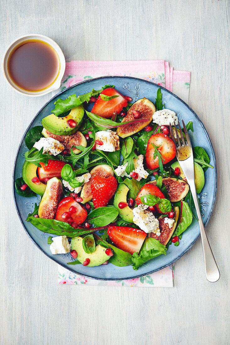 Salat mit Erdbeeren, Avocado, Feigen und Feta