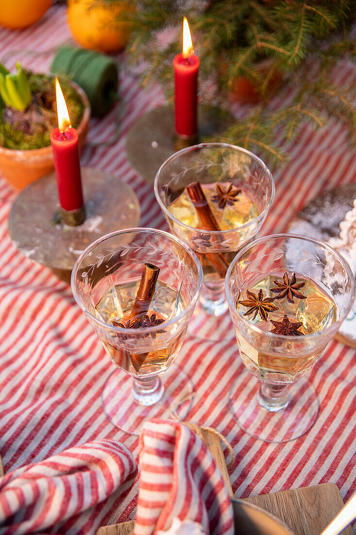 Glühwein und Kerzen auf Weihnachtstisch