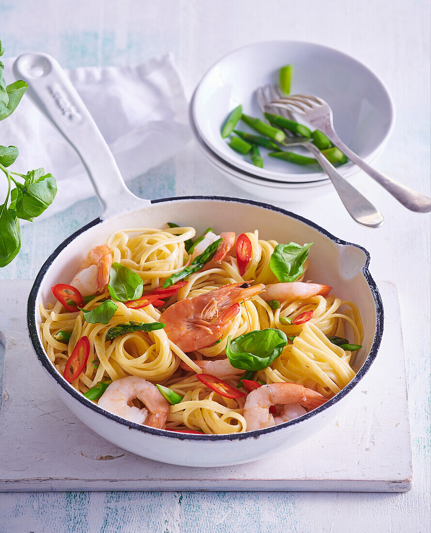 Linguine mit Spargel und Garnelen