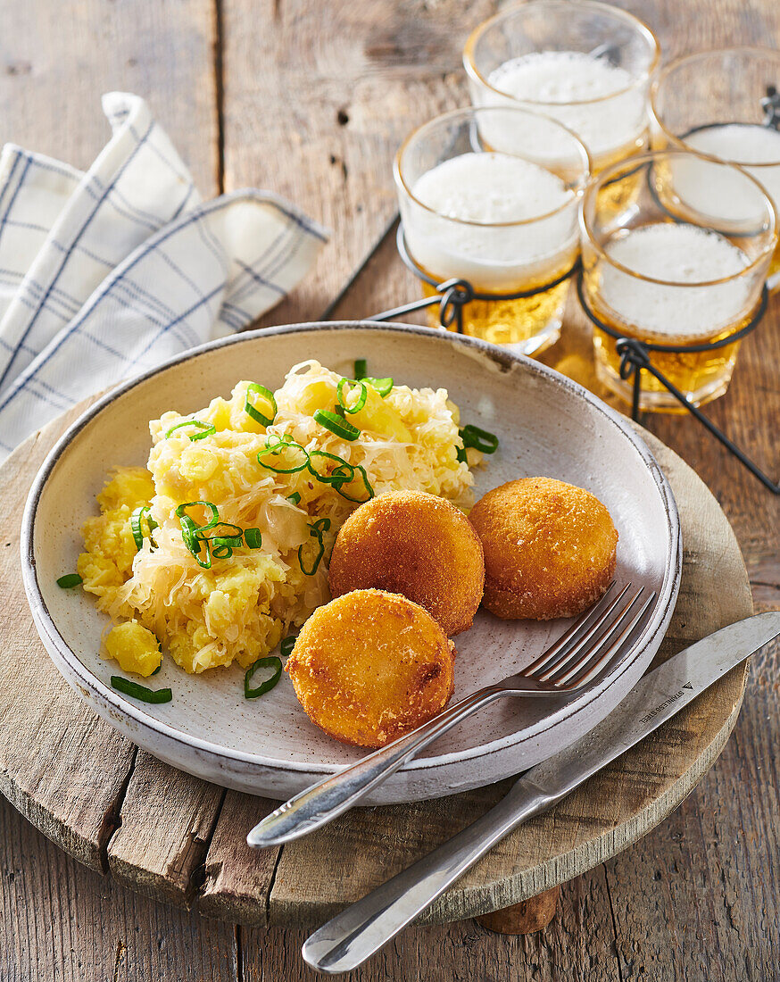 Gebratener Olmützer Käse (weich gereifter Käse) und Kartoffelpüree mit Sauerkraut