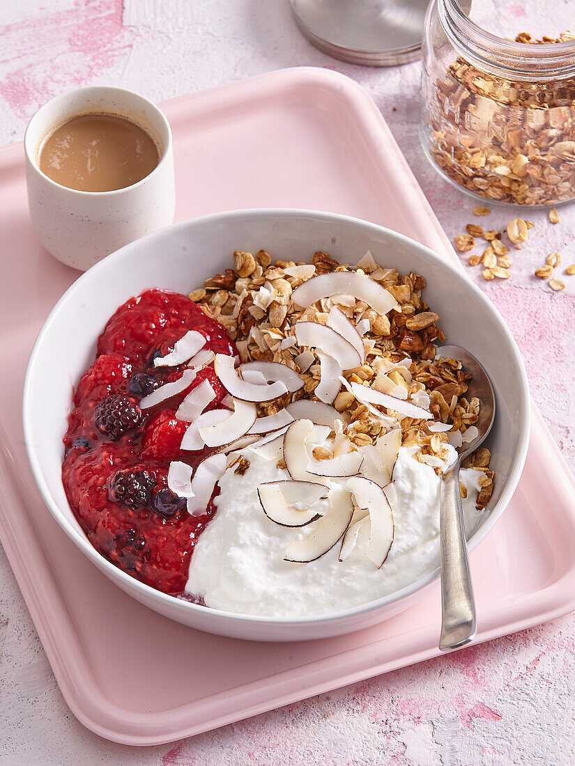 Hausgemachter Joghurt mit Granola, Kokos und Beeren