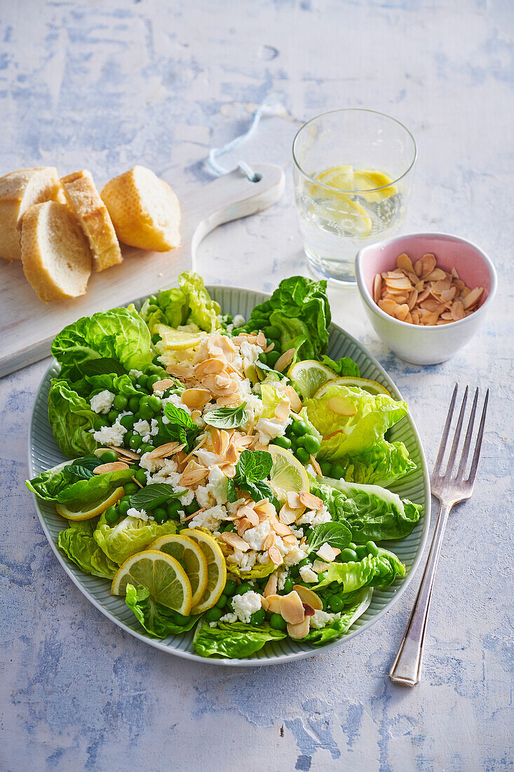 Erbsensalat mit Ziegenkäse, Minze und Mandeln