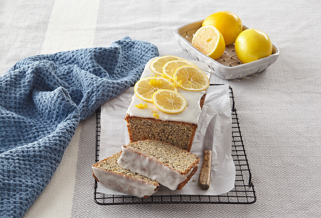 Mohnkuchen mit Zitronenglasur