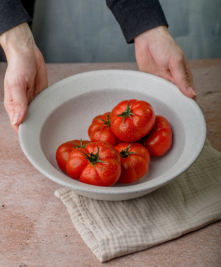 Frische Tomaten mit Wassertropfen in einer Schale