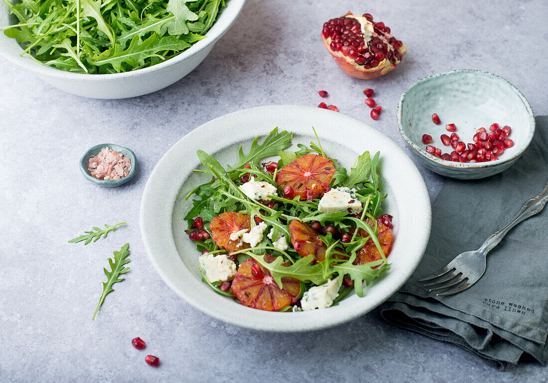 Rucolasalat mit Granatapfel, Blutorange und Blauschimmelkäse