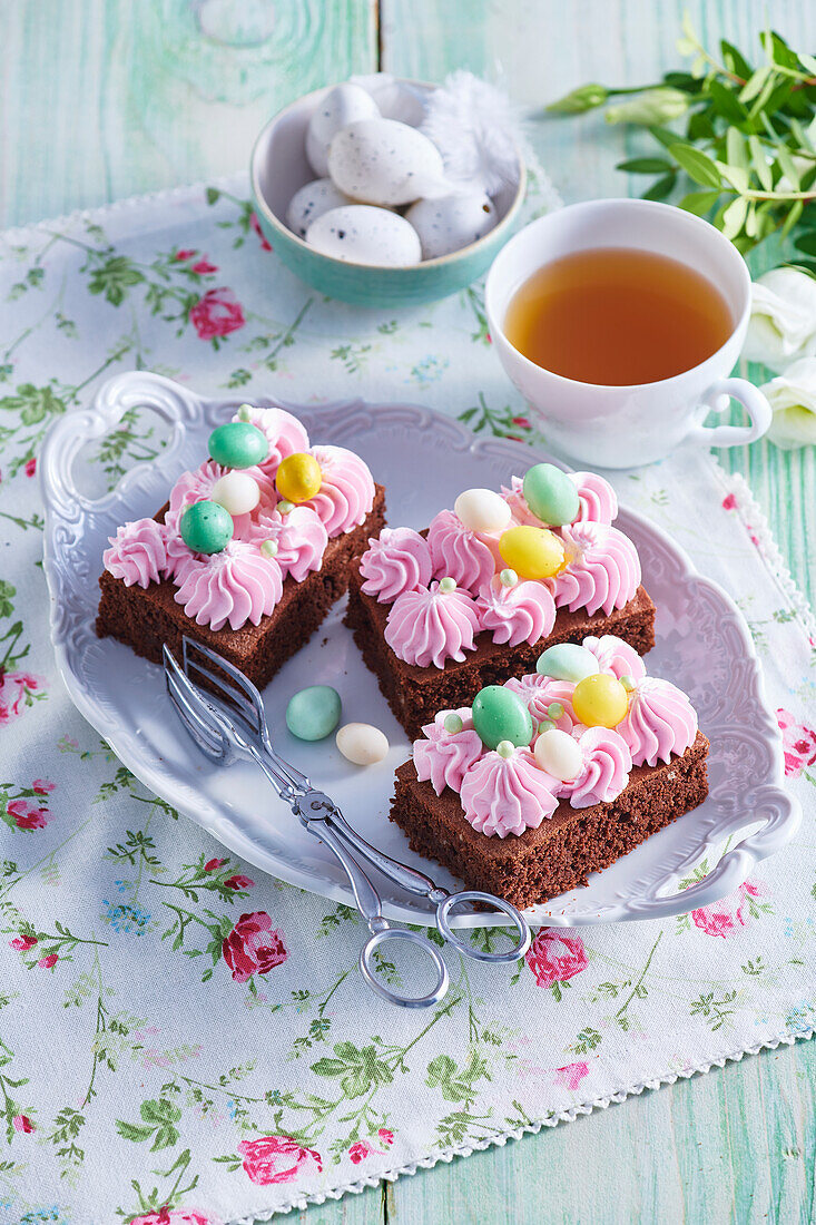 Brownies mit Himbeercreme und Zuckereiern