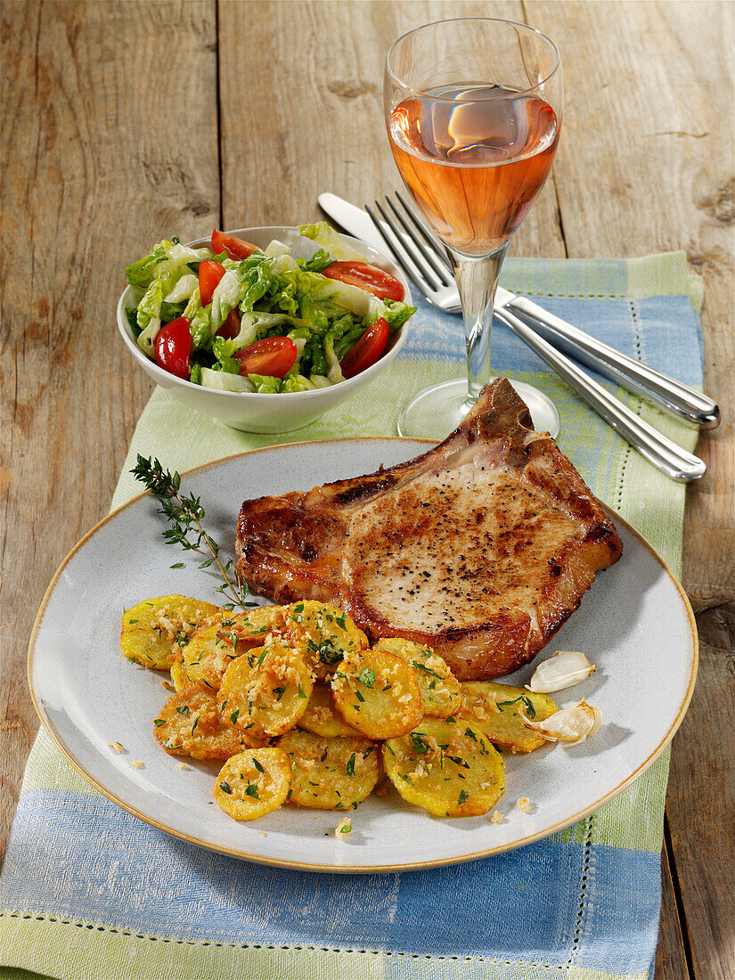 Gebratene Schweinekotelett mit Pommes Salardaise