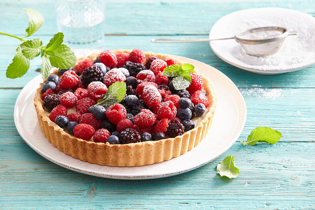 Shortcrust pie with pudding cream and berries