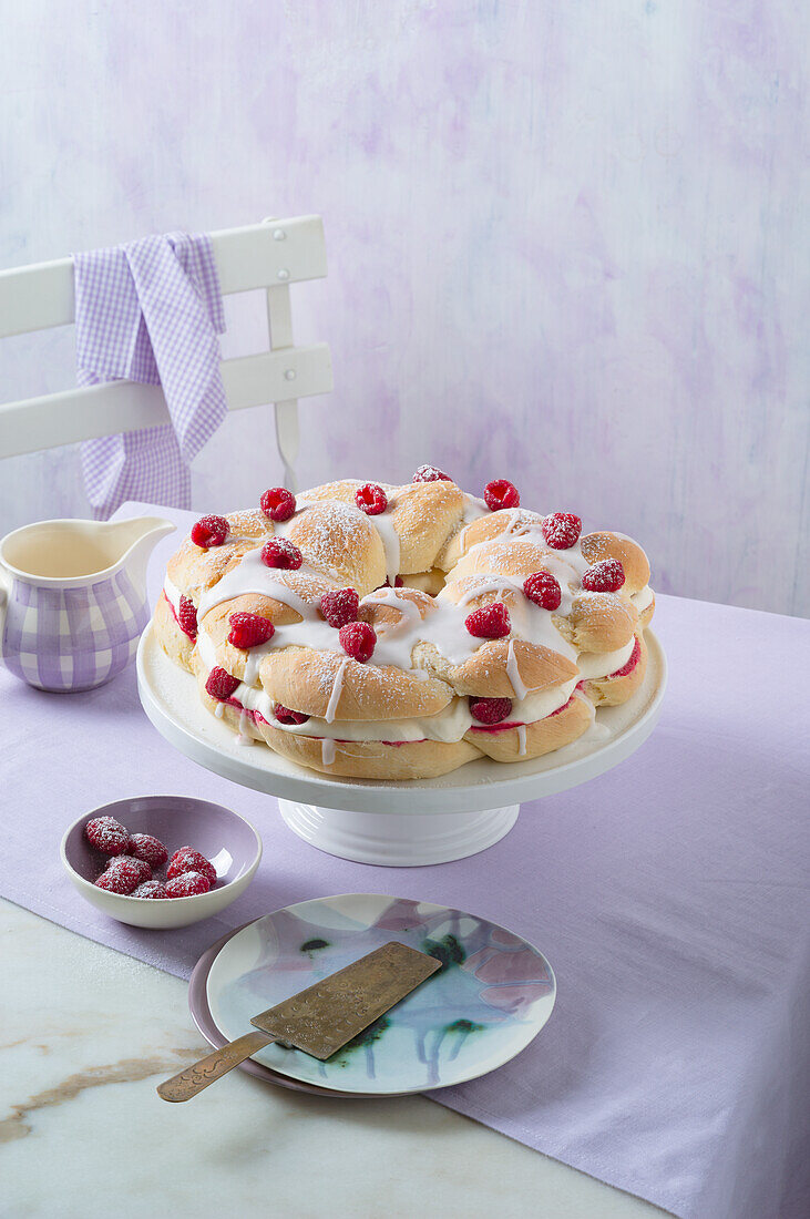 Osterzopftorte mit Eierlikörcreme und Himbeeren